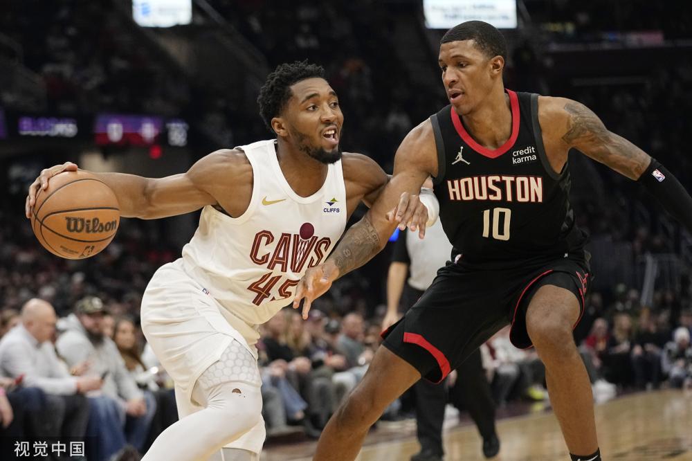 群众热烈讨 群众热烈讨